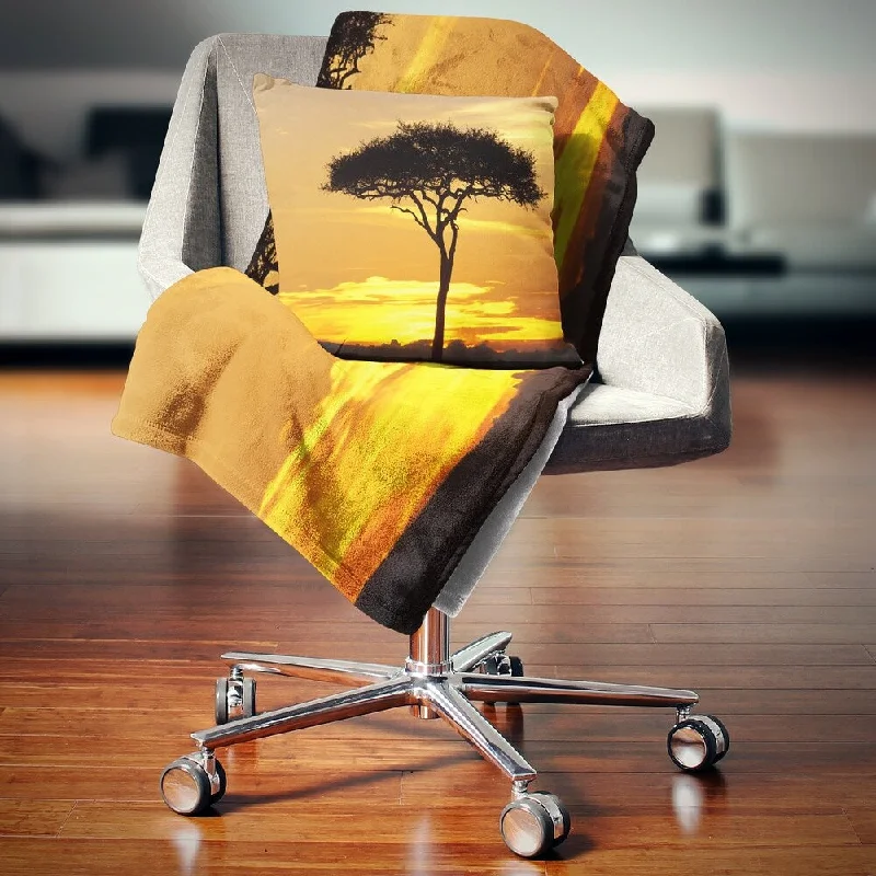 Stylish woolen throw blanket -Designart 'Beautiful Sunset Through Acacia Tree' African Landscape Fleece Throw Blanket