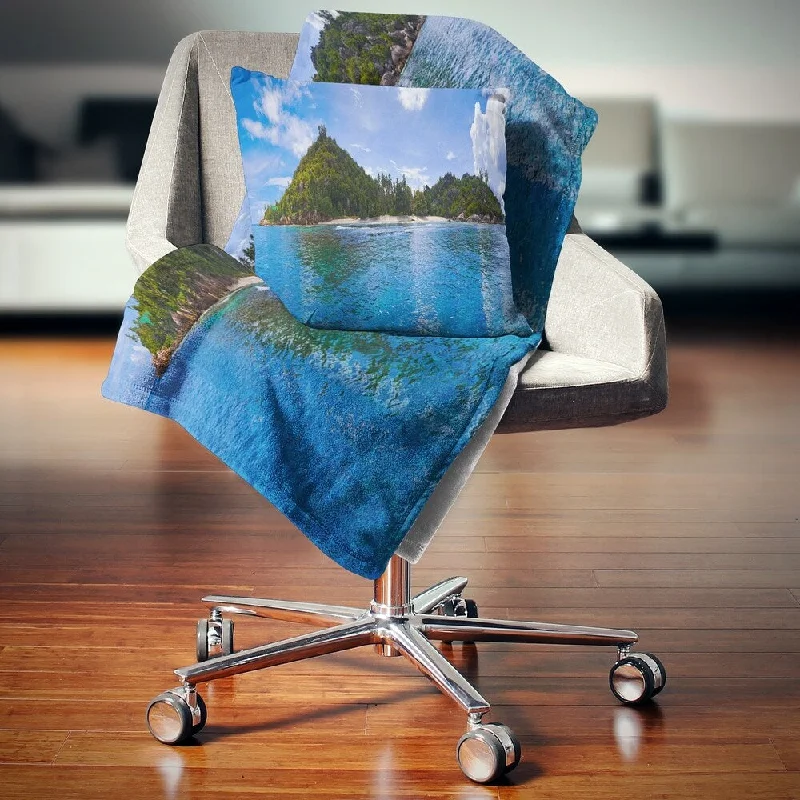 Thick ultra-warm throw blanket -Designart 'Tropical Island at Seychelles Panorama' Modern Seascape Throw Blanket